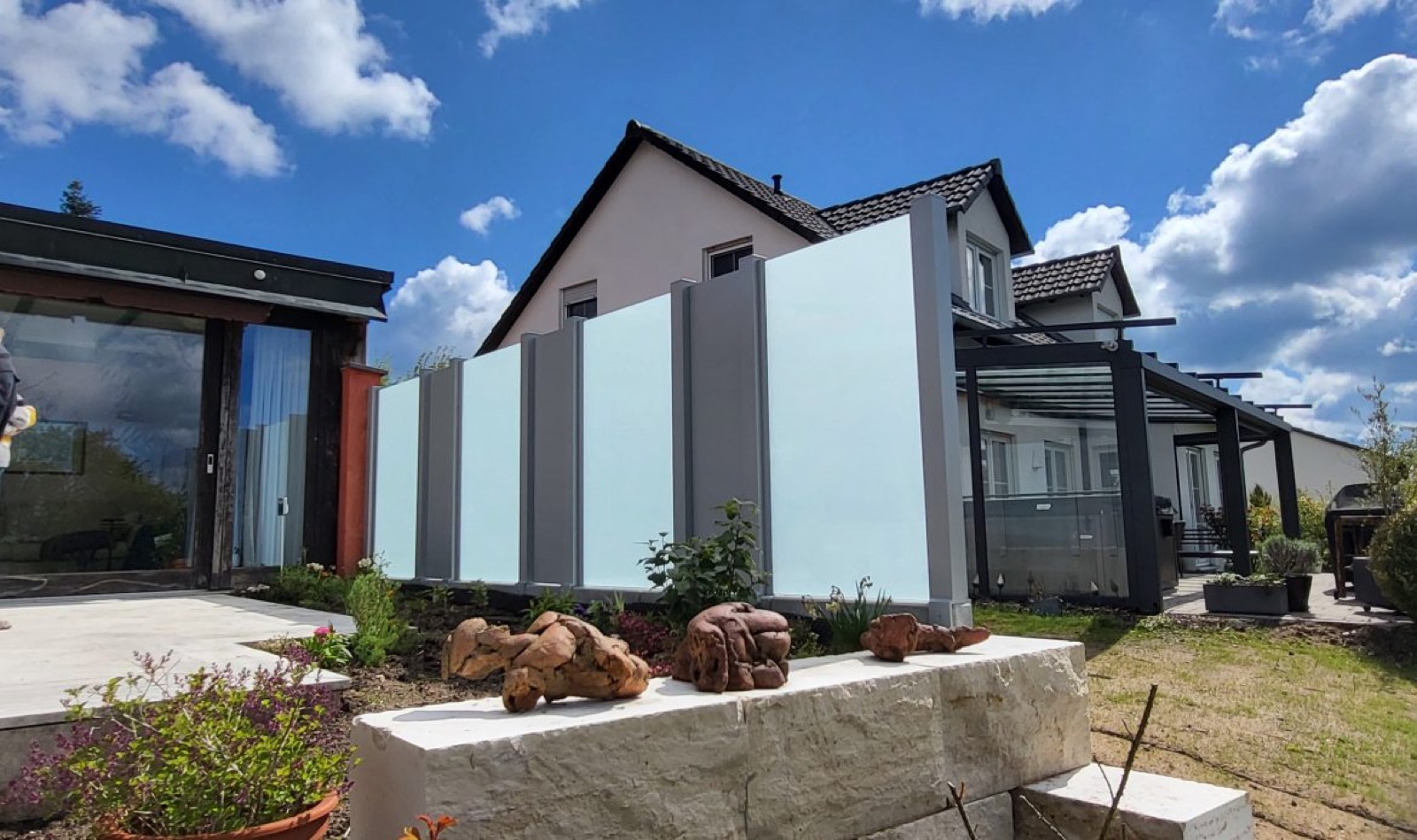 Sichtschutz aus Glas und Aluminium auf einer Terrasse