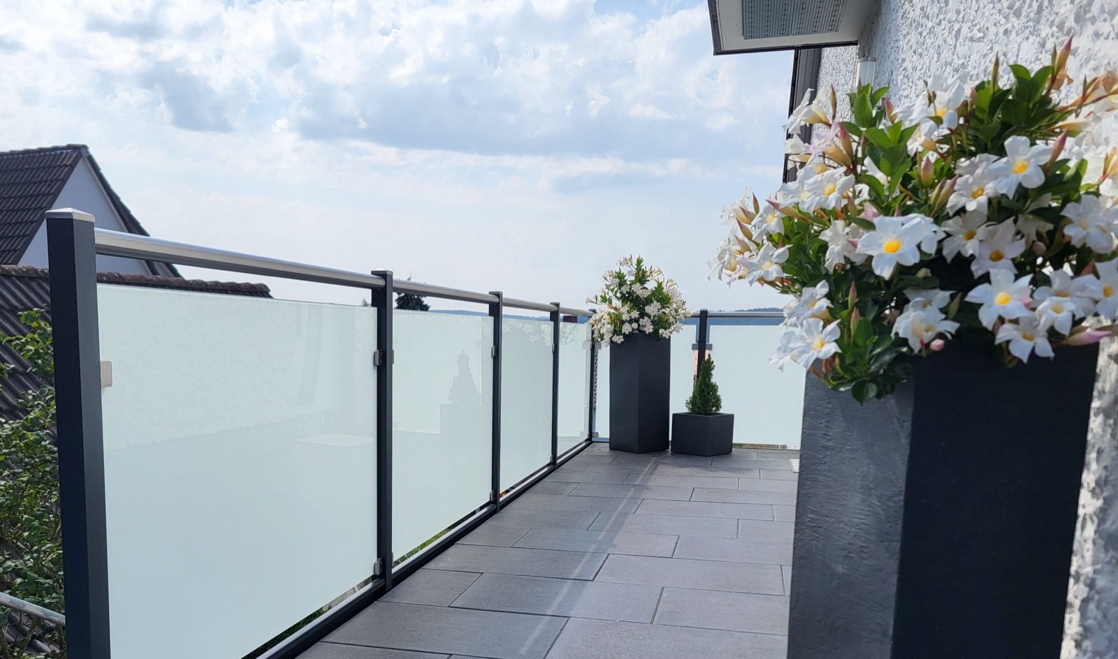 Sichtschutz-Balkongeländer aus Glas und Metall mit Blick über Windsbach