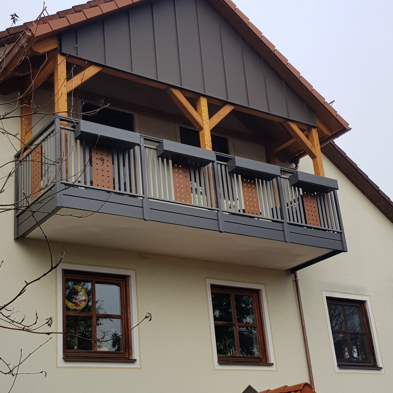 Modernes Balkongeländer aus Metall mit horizontalen Elementen