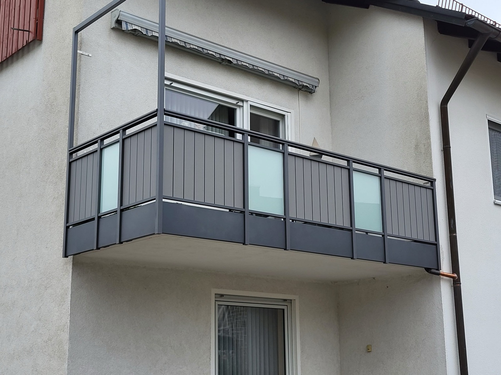 Individuell gefertigtes Balkongeländer passend zur Fassade