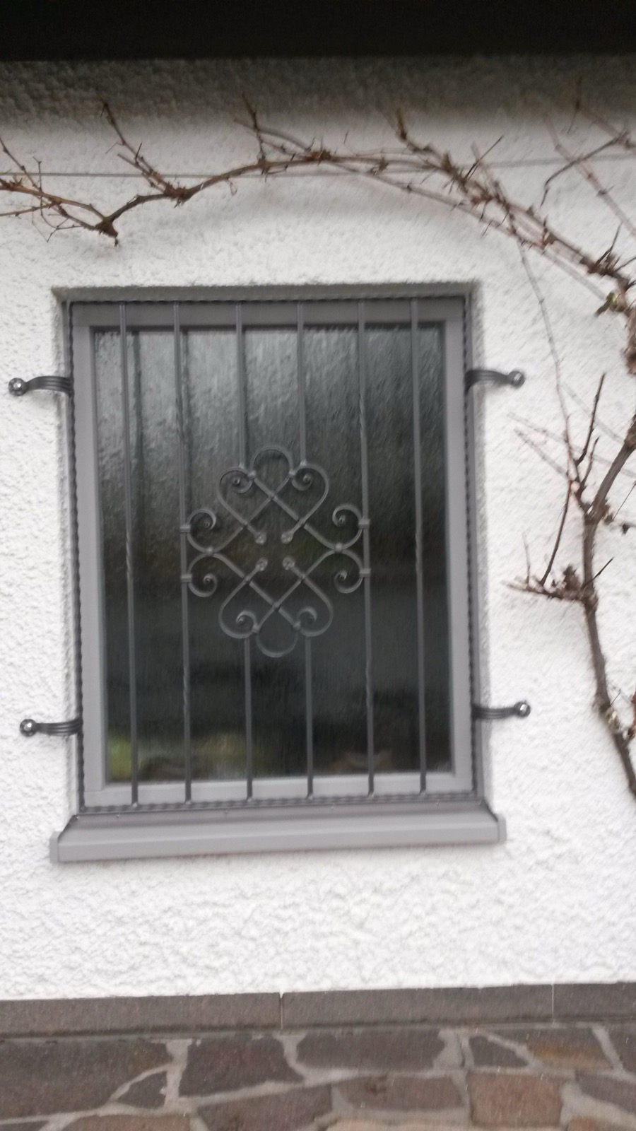 Modernes Fenstergitter aus Metall für zeitgemäße Fassaden