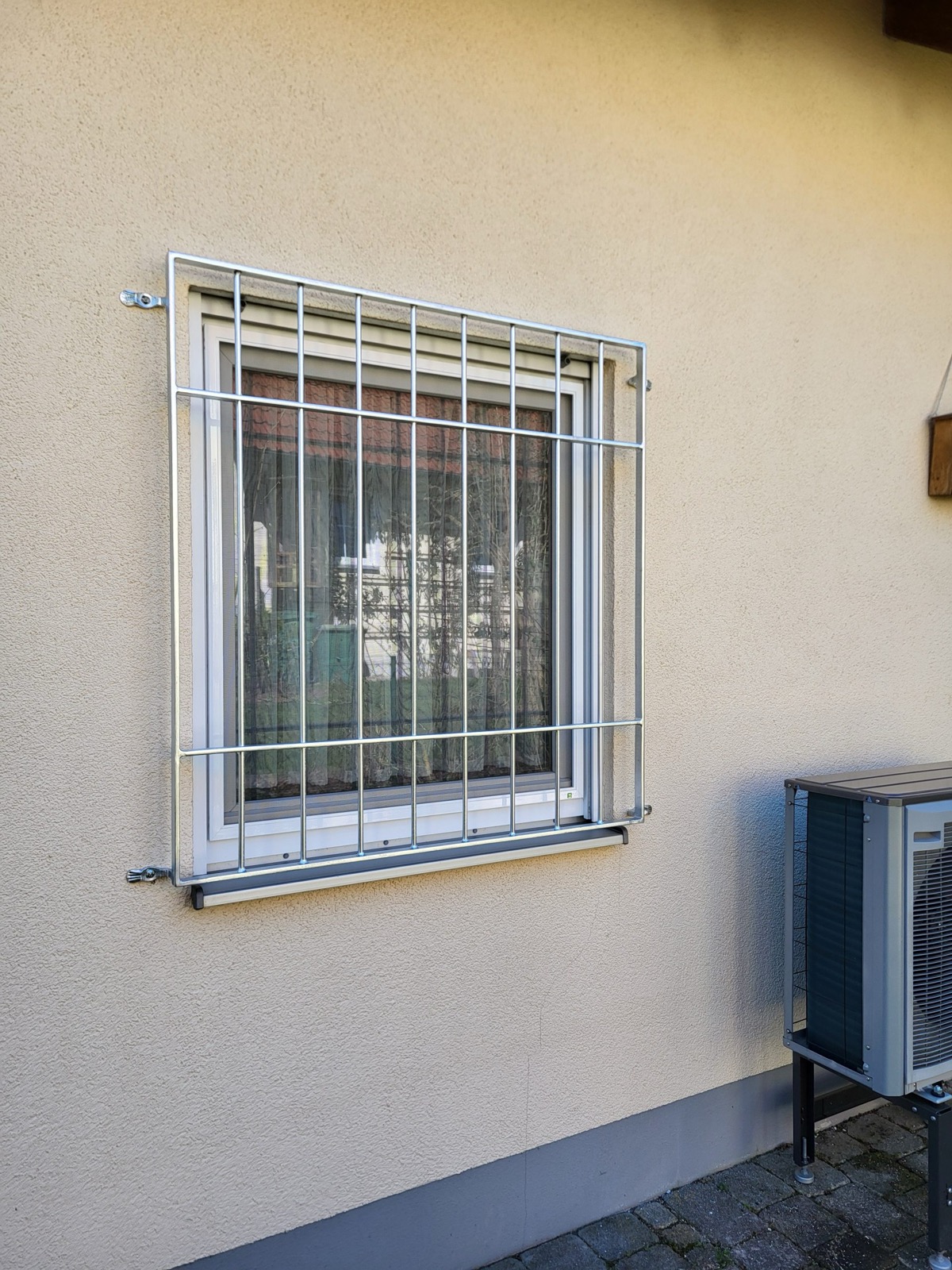 Modernes Fenstergitter aus Metall für zeitgemäße Fassaden