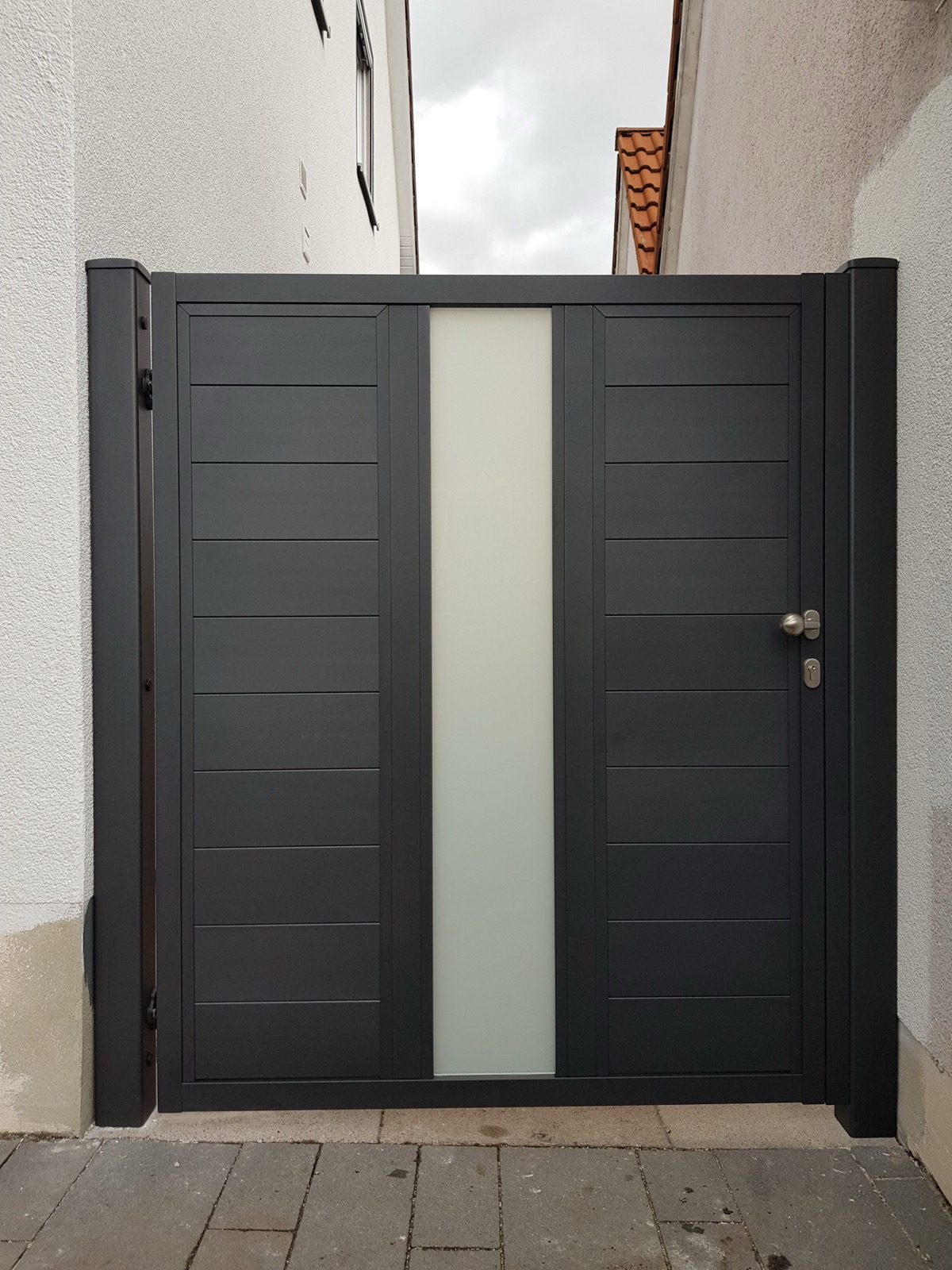 Metallzaun mit senkrechten Stäben für klare Linien