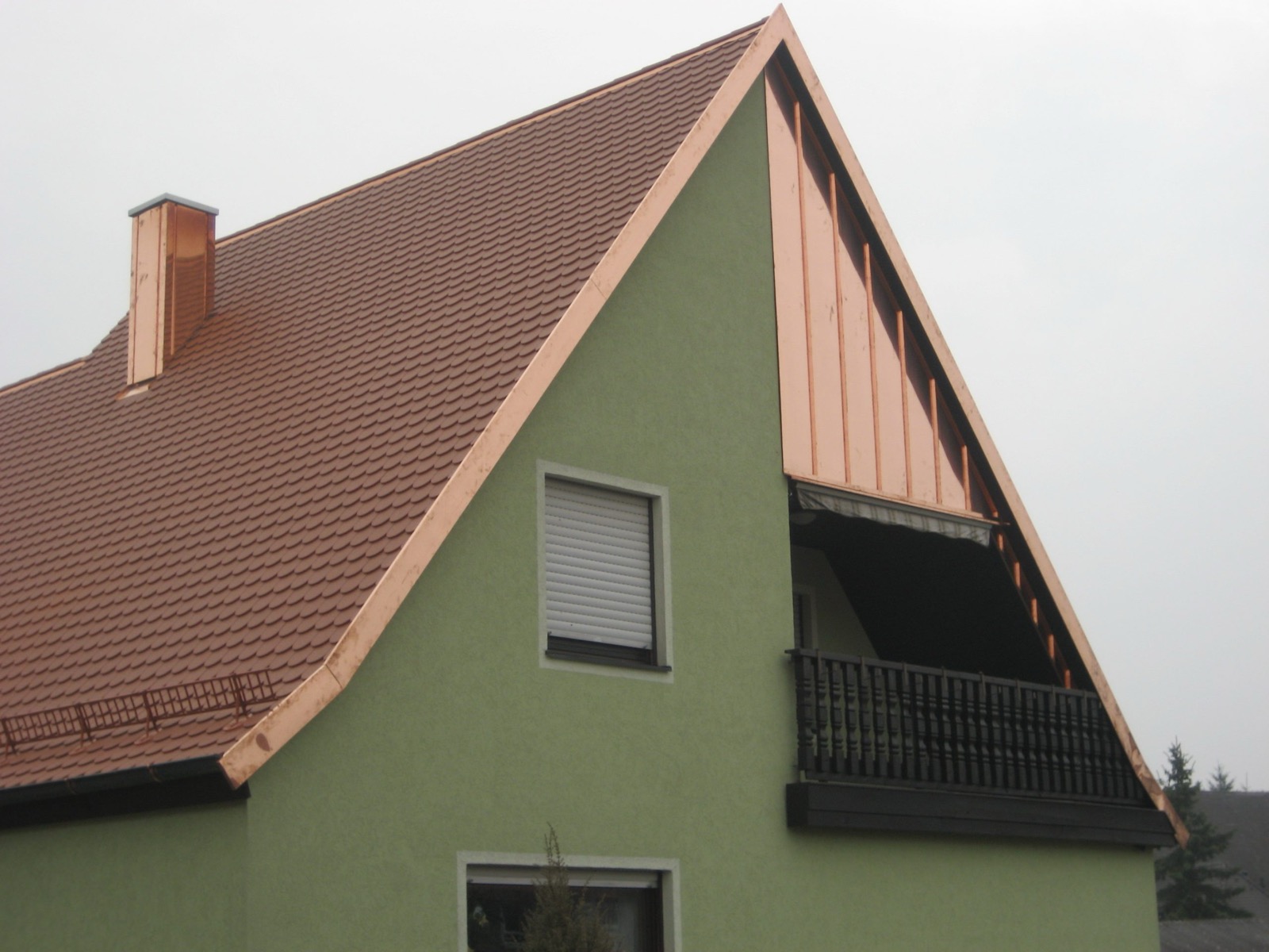 Detailansicht einer präzise montierten Kaminverblechung