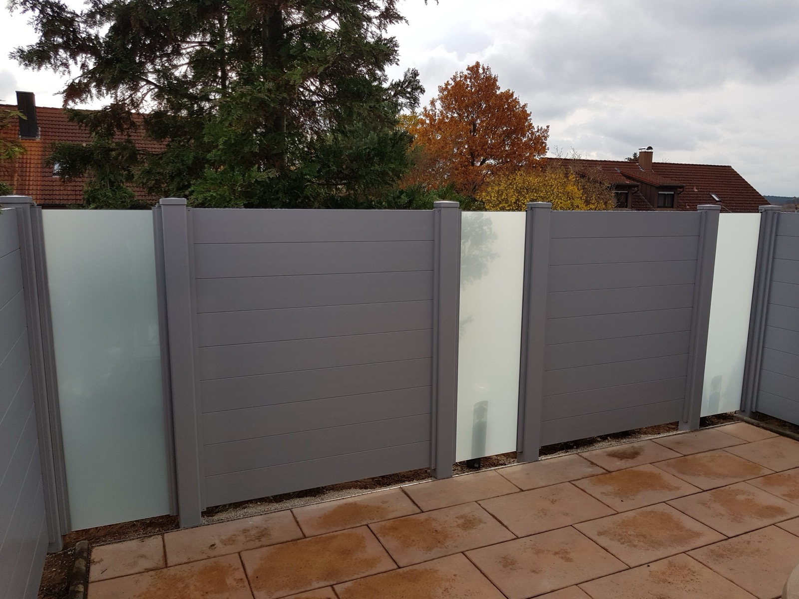 Moderner Sichtschutz aus Metall für Gartenbereiche
