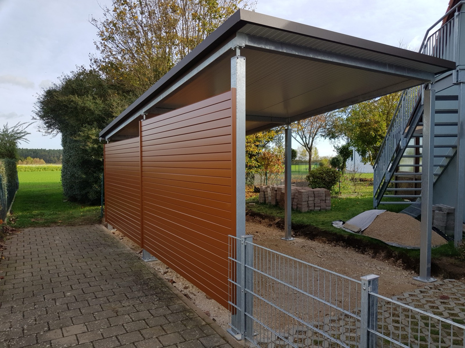 Grundstücksabtrennung aus Metall als langlebige Sichtschutzlösung