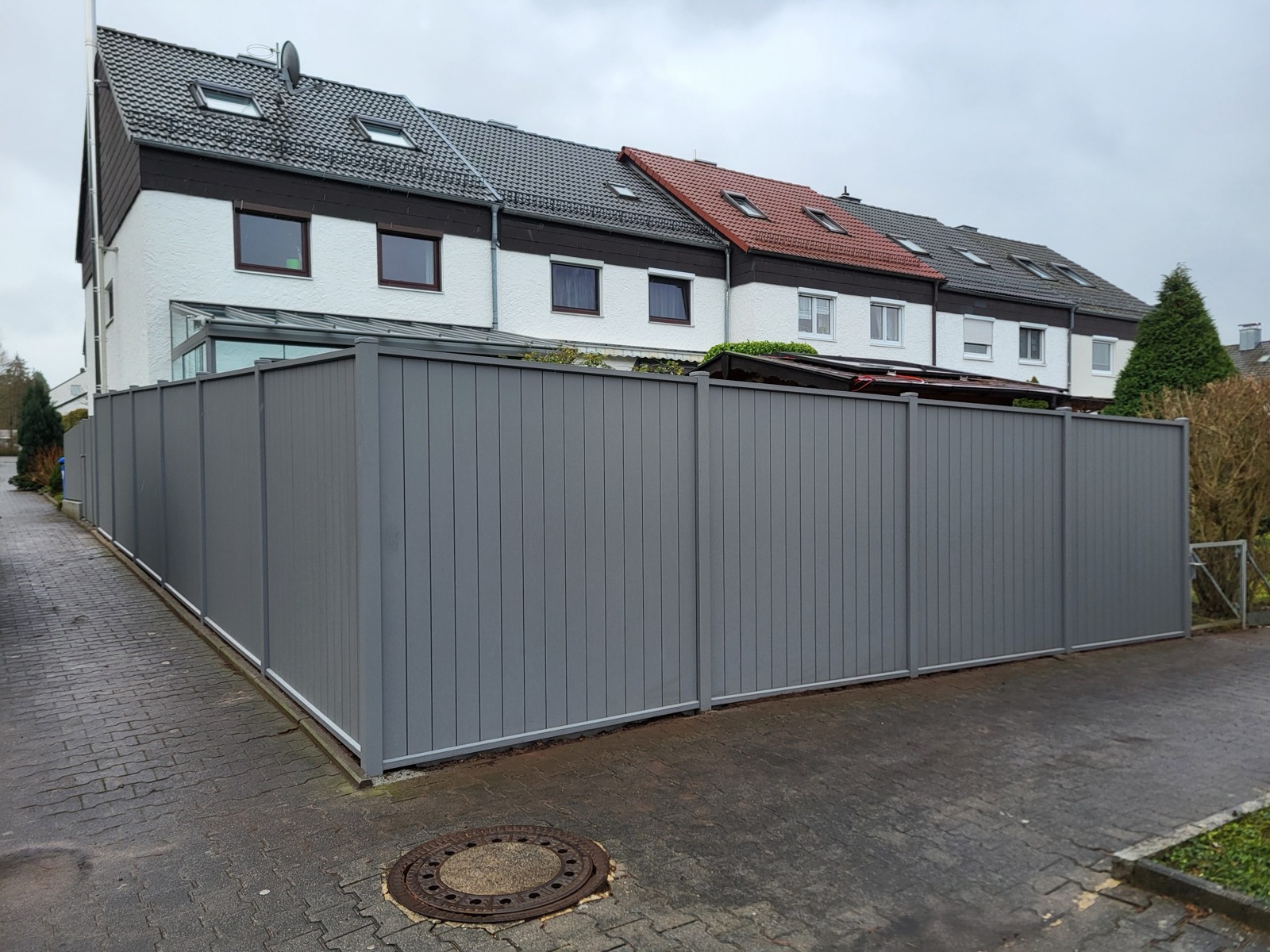 Metall Sichtschutz als langlebige Grundstücksabtrennung