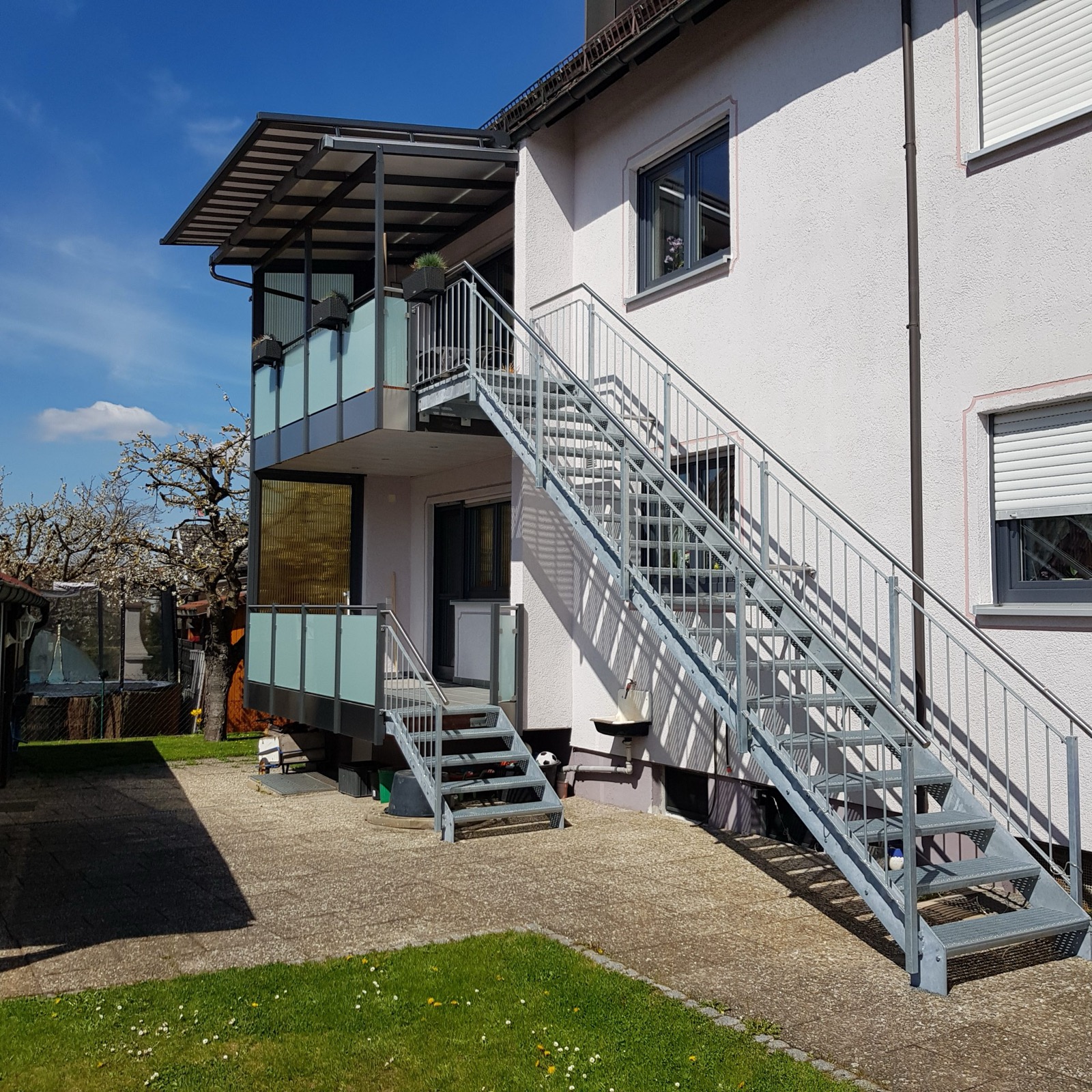 Metalltreppe mit Geländer für den Außenbereich