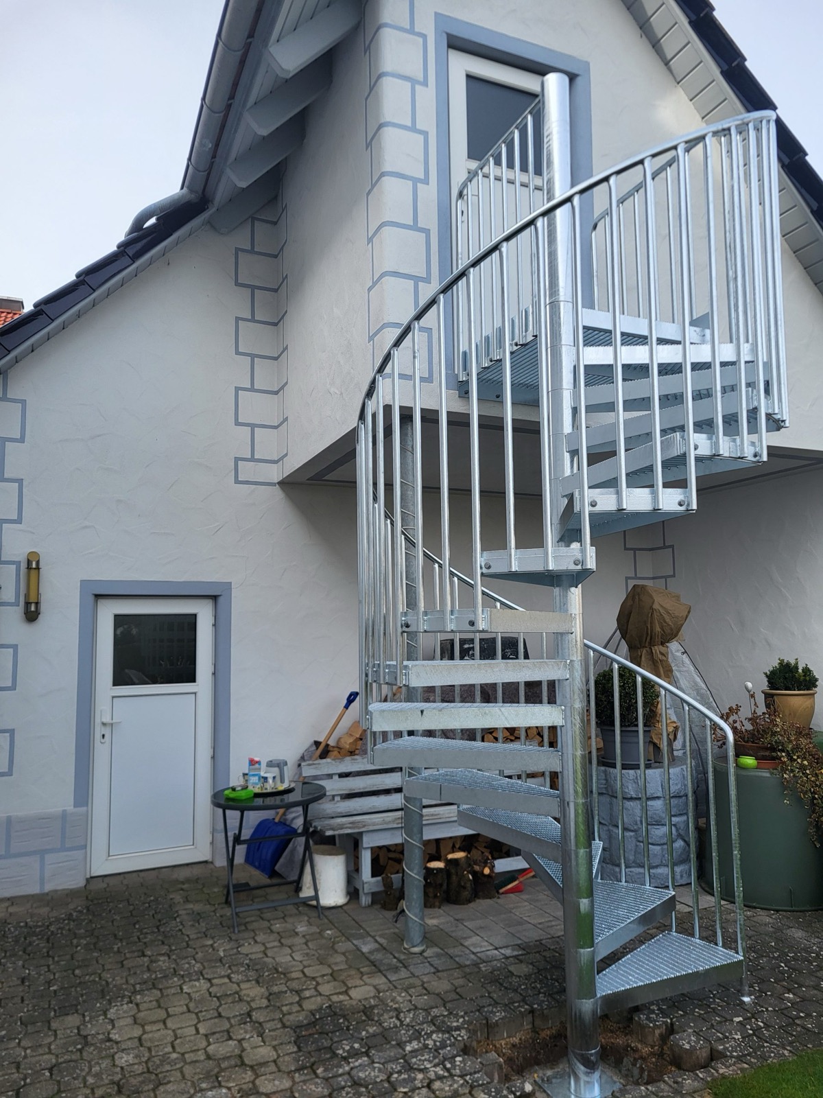 Metalltreppe für Hauseingang mit sicherem Geländer
