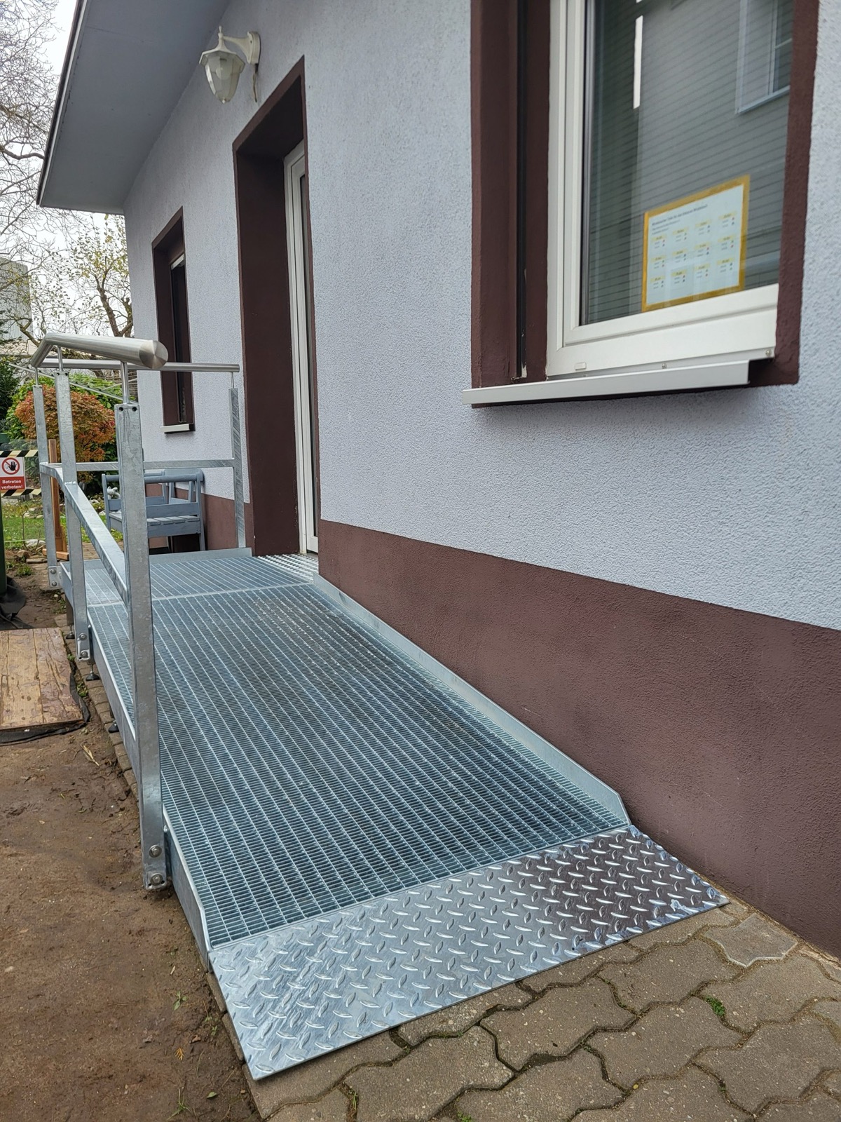 Treppengeländer aus Metall mit klarer Linienführung