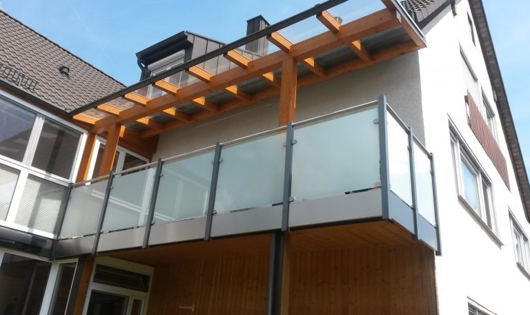 Stahltreppe mit Geländer als stabile Metallkonstruktion