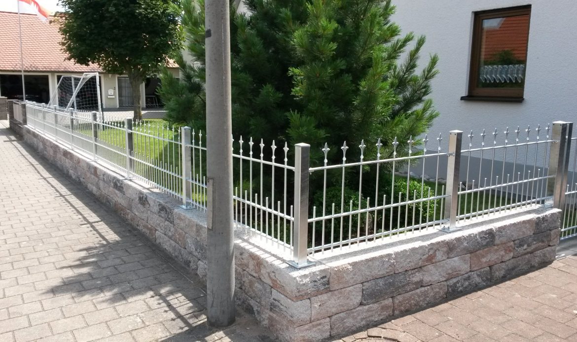 Moderner Gartenzaün aus Metall für Sicherheit und Design