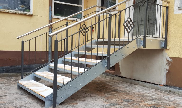 Stahltreppe mit Geländer als stabile Konstruktion