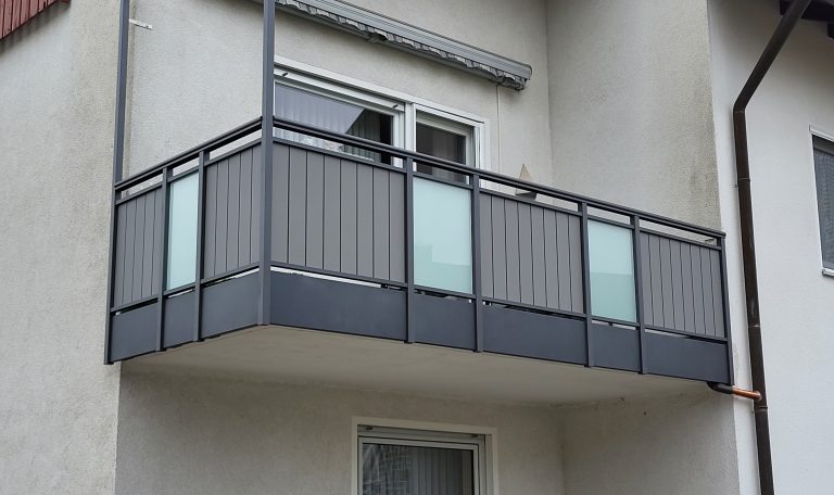 Individuell gefertigtes Balkongeländer passend zur Fassade