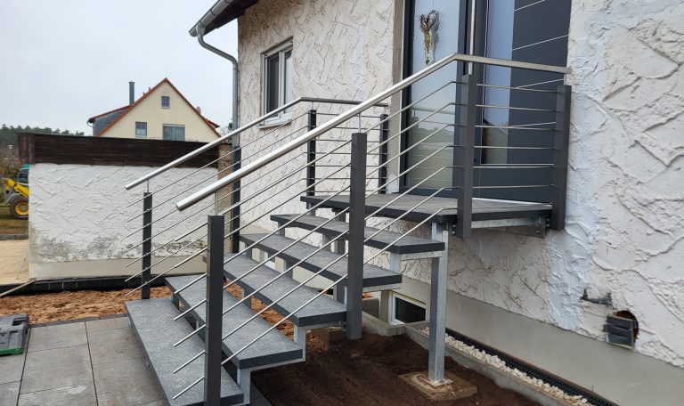 Stahltreppe mit Geländer als stabile und langlebige Konstruktion