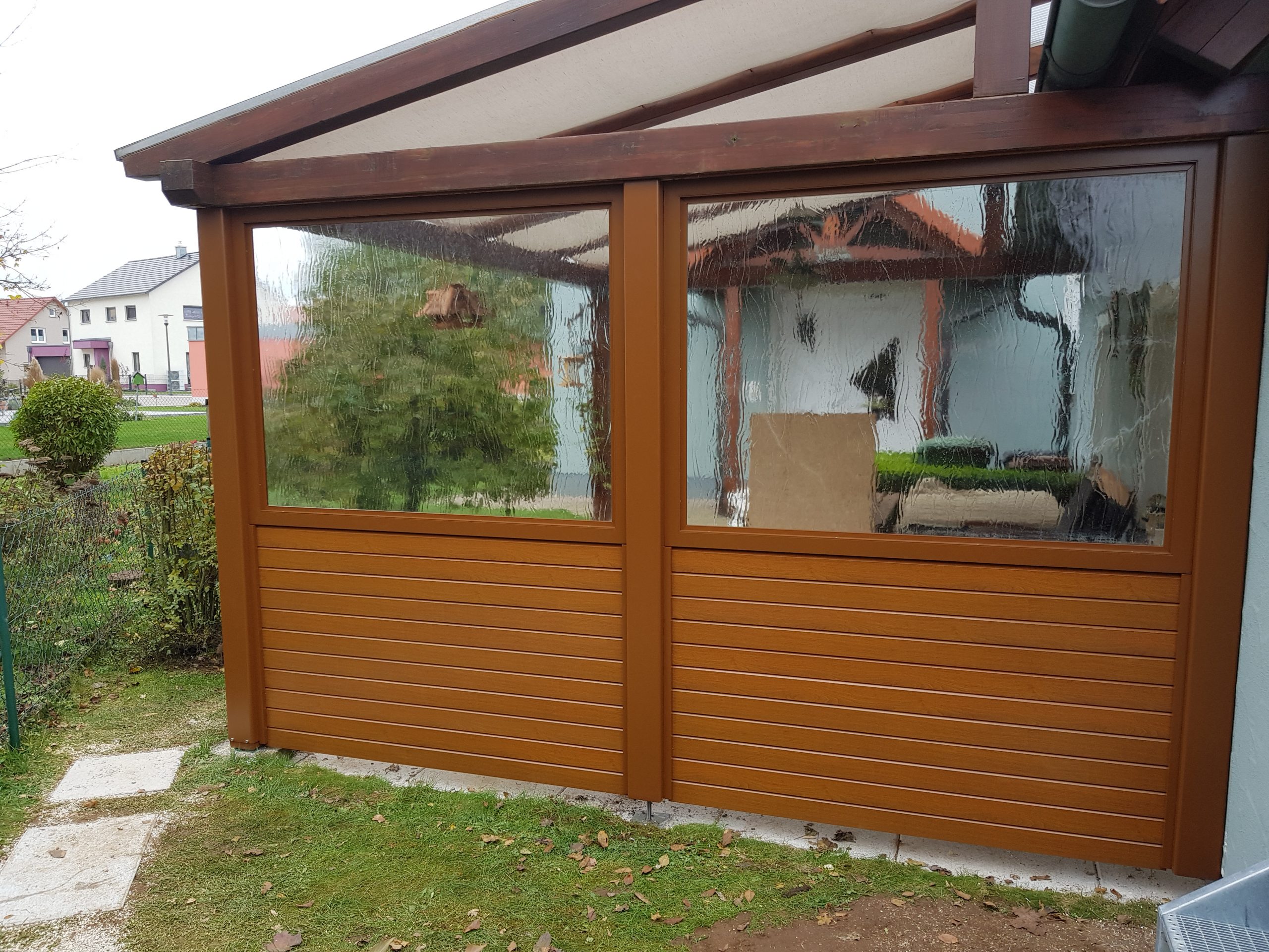 Metallischer Wind- und Wetterschutz für Terrasse und Garten