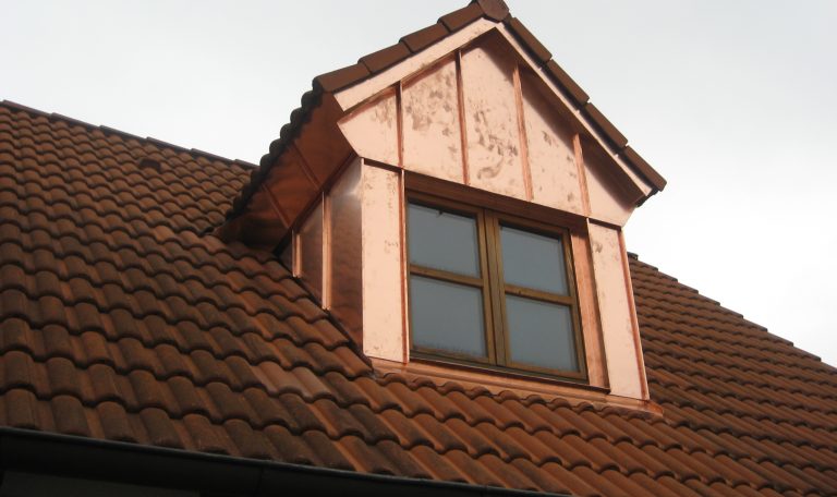 Gaubenverblechungen 2 Kaminverblechung aus Metall passgenau montiert