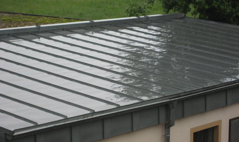 Modernes Blechdach aus Metall als langlebige und wetterfeste Dachlösung