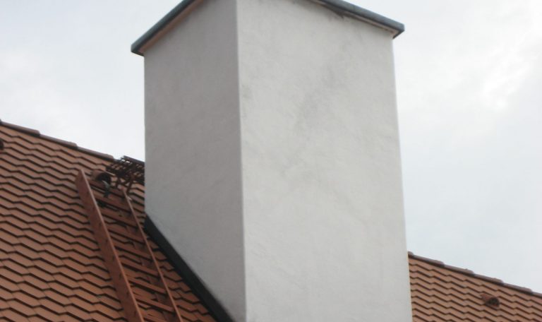 Kaminverblechung aus Metall für wetterfeste Dachabdichtung