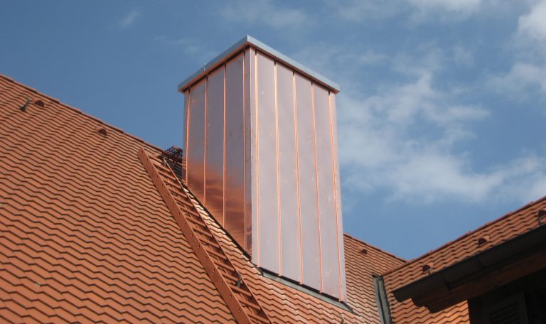 Präzise Kaminanschlüsse aus Blech für dauerhaften Feuchtigkeitsschutz